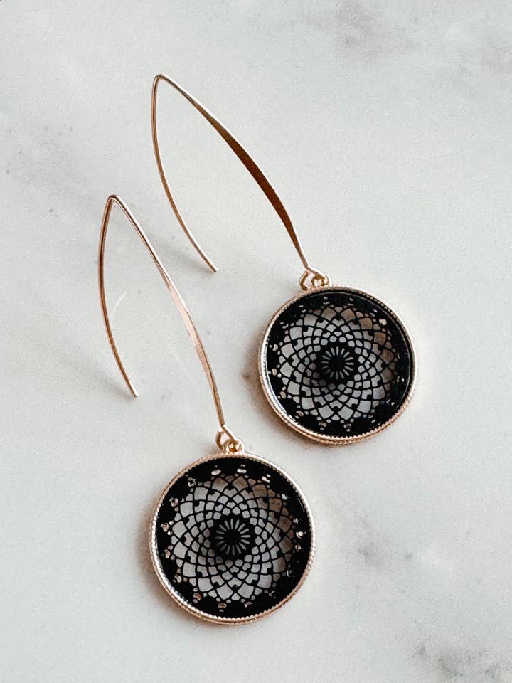 Filigrane, kreisförmige Ohrringe mit durchgehendem Faden in Gold und Mattschwarz für den Großhandel von Juniper Wish