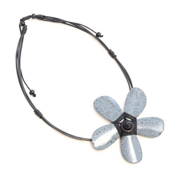Grand Collier Fleur en Bois - SOLDES pour la vente par Suzie Blue Canada