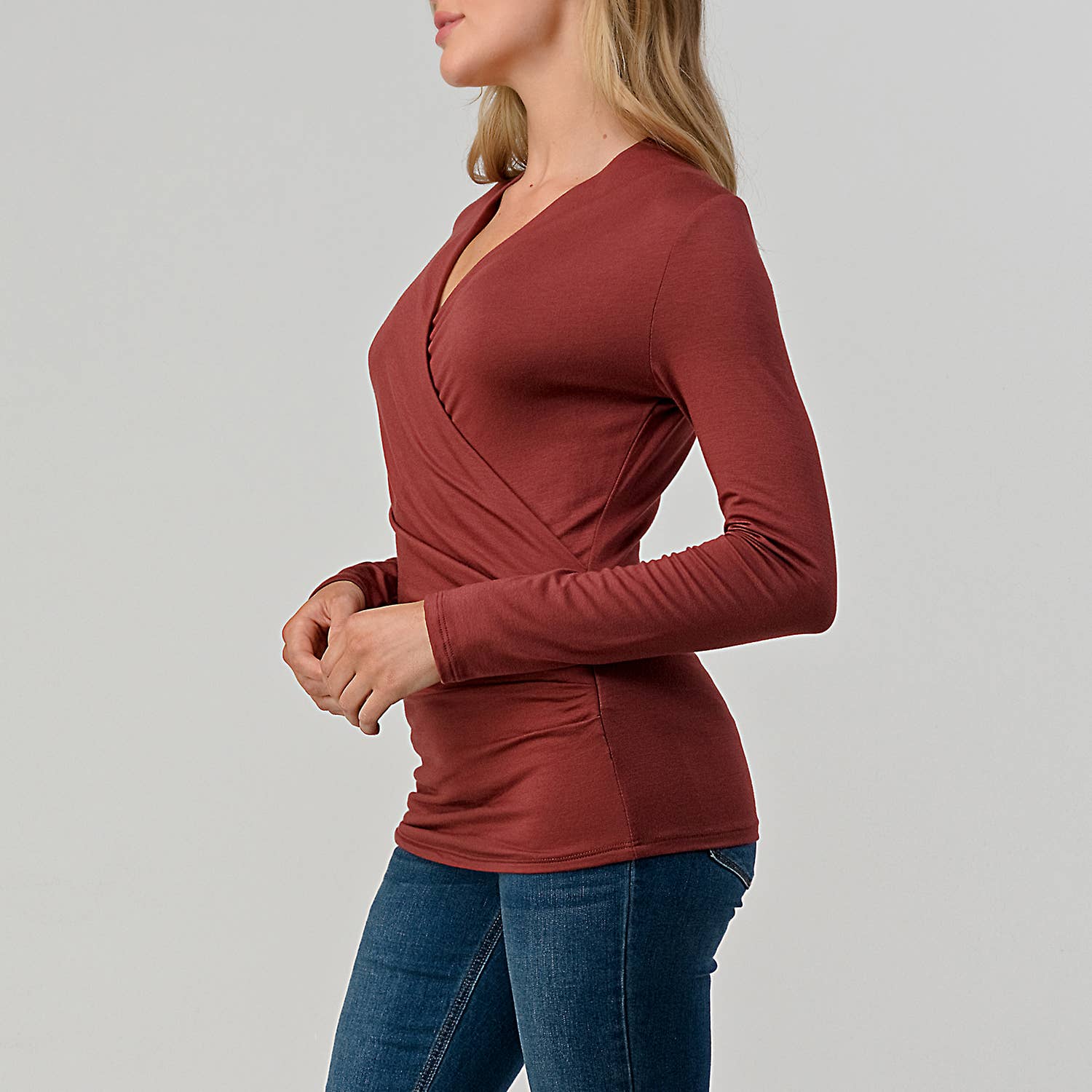 Heimious – Engroshandel Strikket top - Dame – Heimious fitted modal jersey bluse med slå-om, lange ærmer og plisserede detaljer8