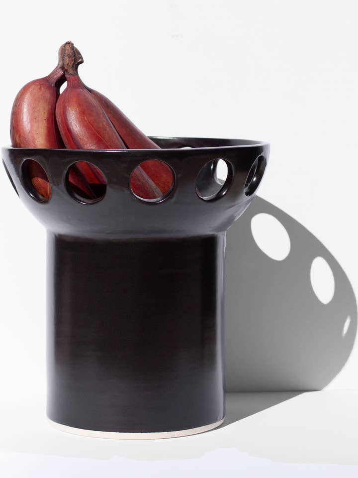 Corbeille à fruits ajourée noire et chromée pour la vente par Guten Co.