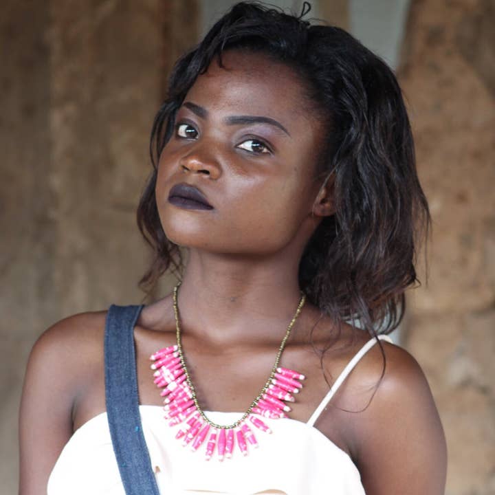 Collier bavoir fait main Asatu en joli rose pour la vente par Tugende Design