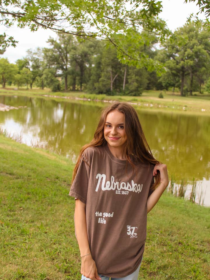 Camiseta The Good Life Espresso del 37º estado de Nebraska para venta al por mayor de Raine Company