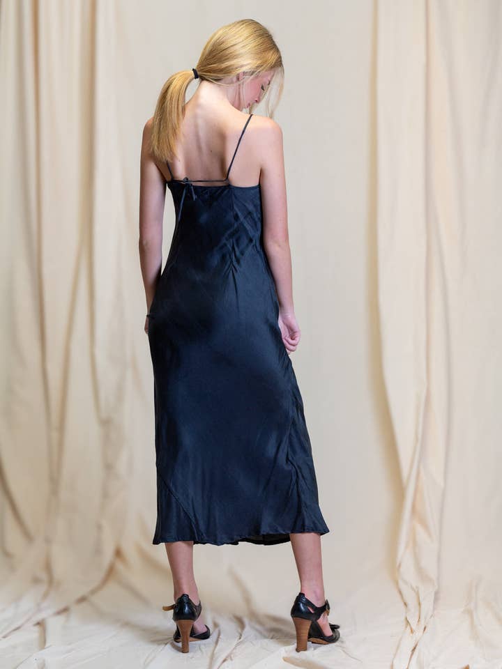 Camisola Comprida de Cetim de Seda Marilyn Indigo por atacado de TABOO FASHION