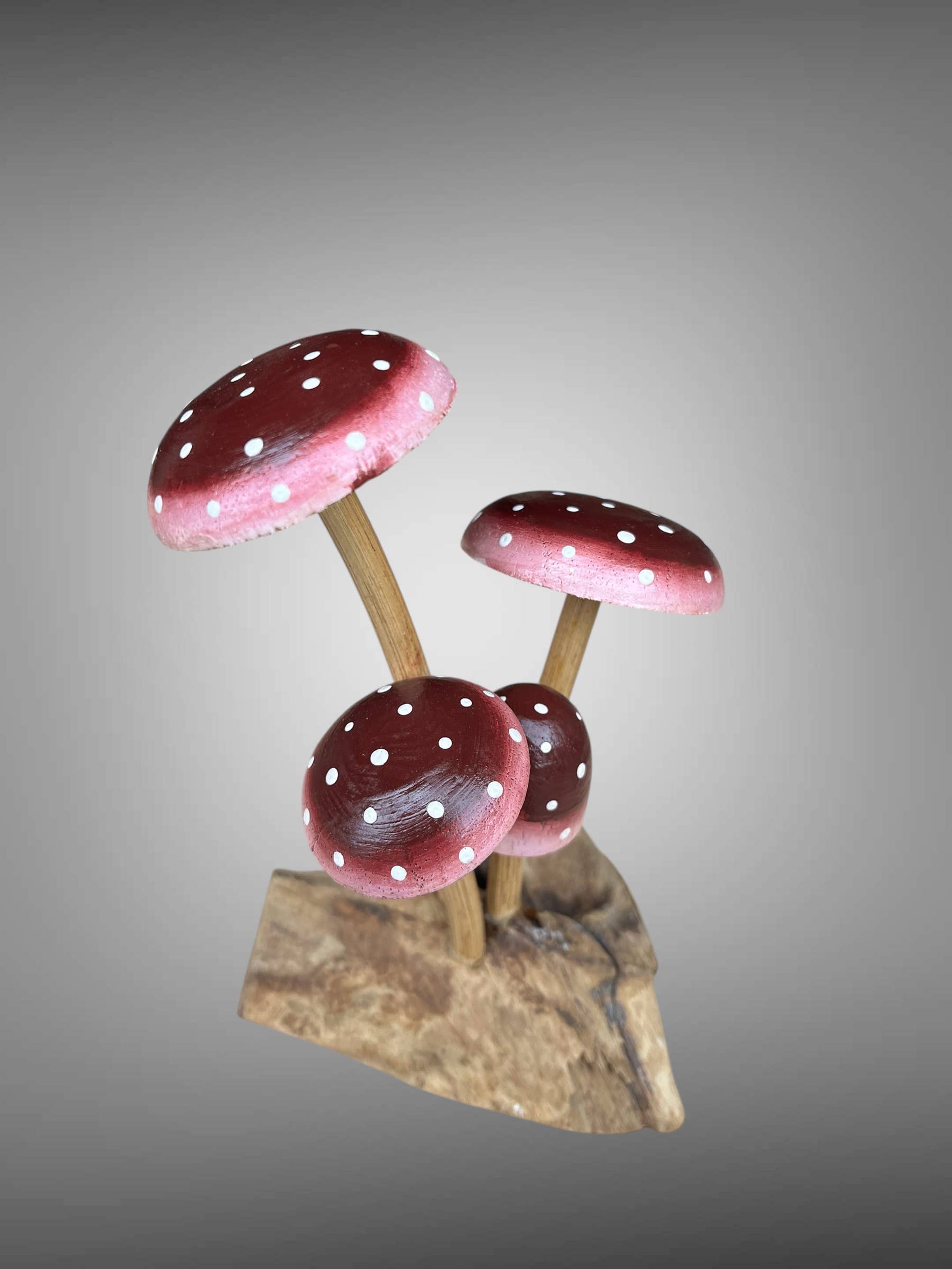 Batik Indah – Objeto de mesa decorativo por atacado – Cogumelos esculpidos e pintados em suporte de madeira - 15 cm1