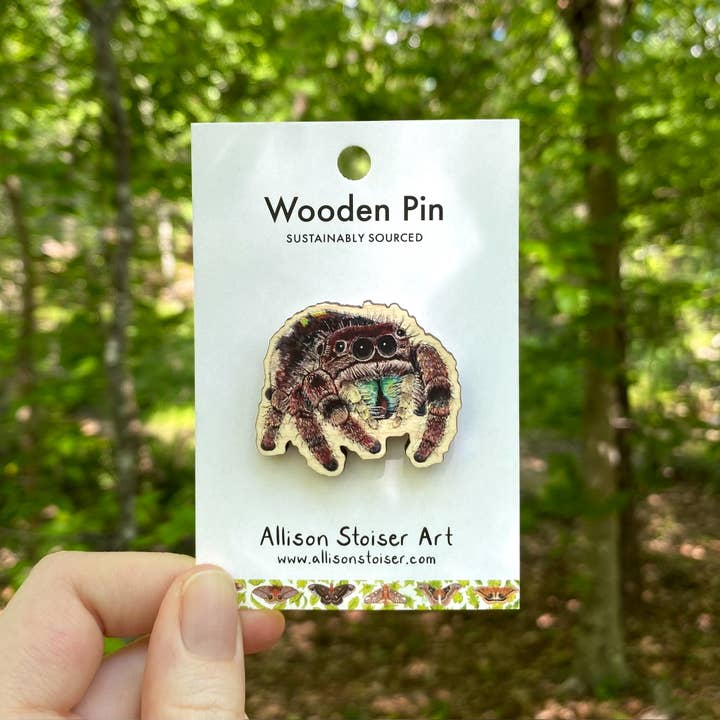 Allison Stoiser Art – wholesale Nål och knapp för kavajslag – Hoppande spindel träpin (hållbart anskaffad)