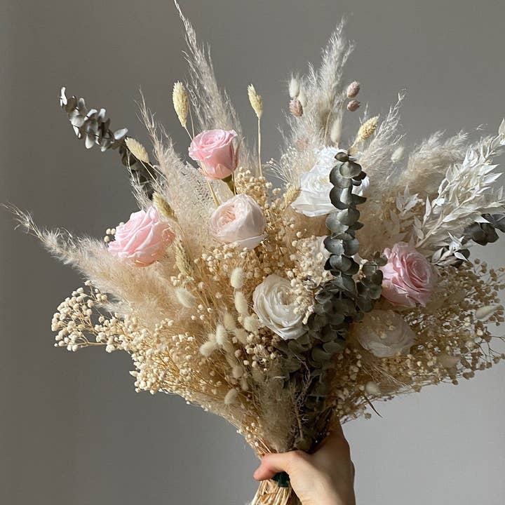 Hidden Botanics – wholesale Torkade/pressade blommor – Brudbukett med torkade blommor i sandfärgat creme och pastellrosa5
