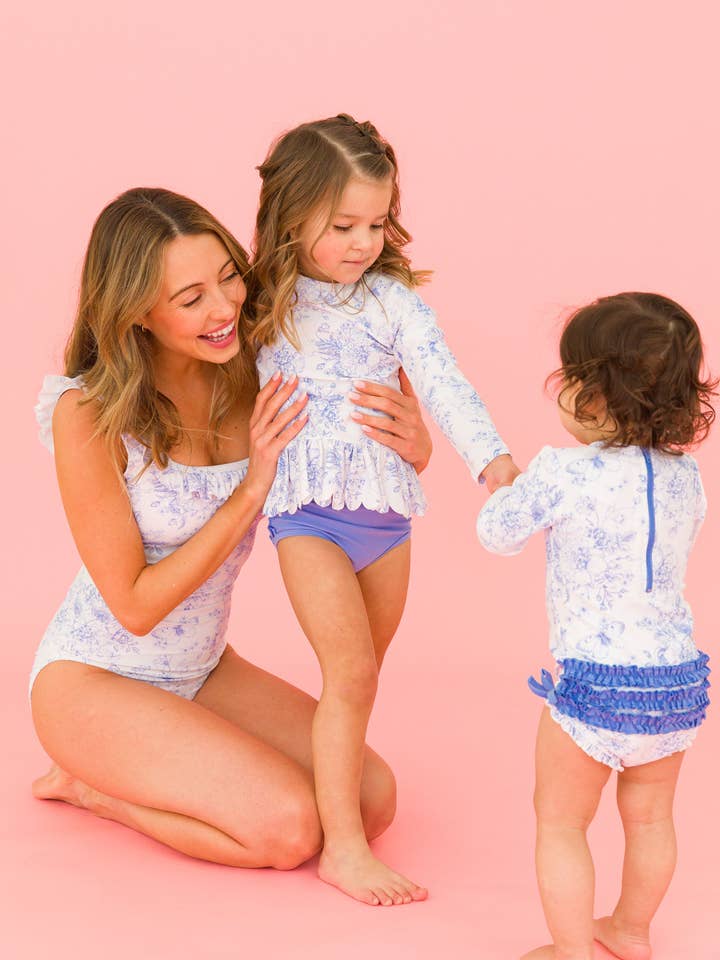 Hvid Piger Periwinkle Butterfly Garden Kammuslingkant Langærmet Rash Guard 2-delt Badedragt med Signatur Bagerste Flæser for engroshandel på Faire5