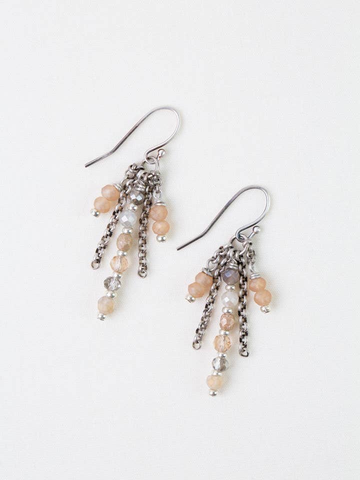 Boucles d'oreilles pendantes en verre tchèque, cristal blush pour la vente par Anne Vaughan Designs Jewelry