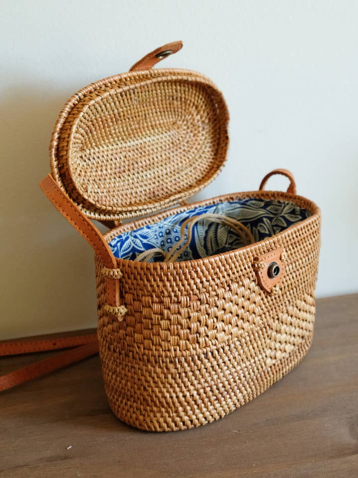 SIETA CROSSBODY ROTTINGVÄSKA, BALI VÄVD VÄSKA för wholesale av MAISON RATTAN
