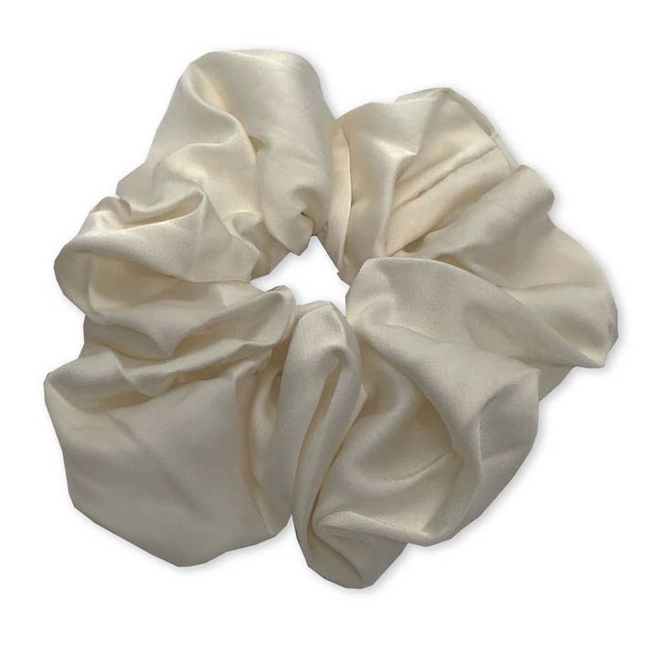 Grand chouchou XL en satin - blanc cassé pour la vente par CharlottLinnéa