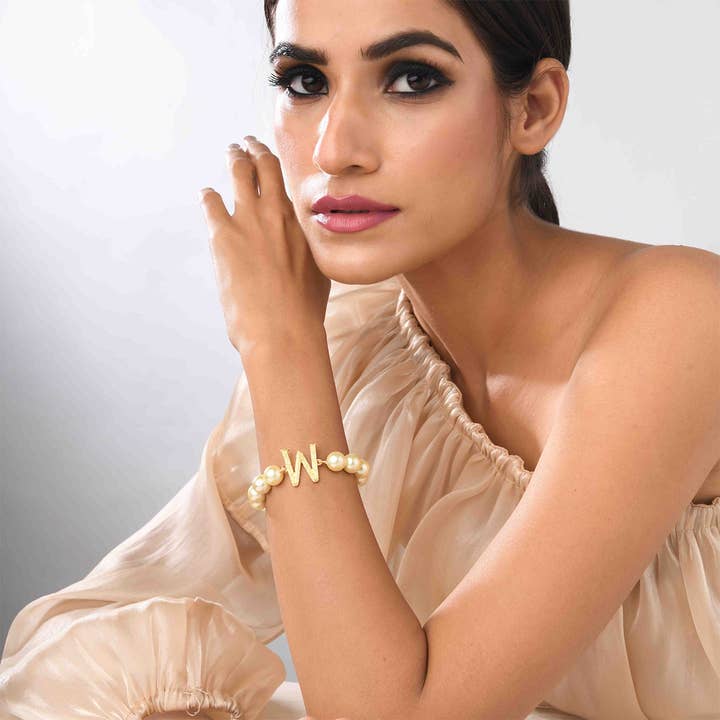 Bracelet initial W avec perles en ivoire pour la vente par Elaa