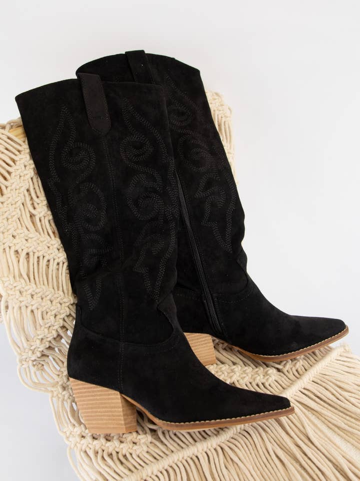 OFERTA SEMANAL BOTAS OCIDENTAIS DE CAMURÇA COM DESIGN BORDADO por atacado de CCOCCI