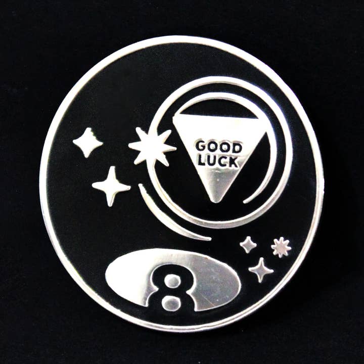 Bonne chance Épingle en émail dur 8-Ball pour la vente par New Heights Studio