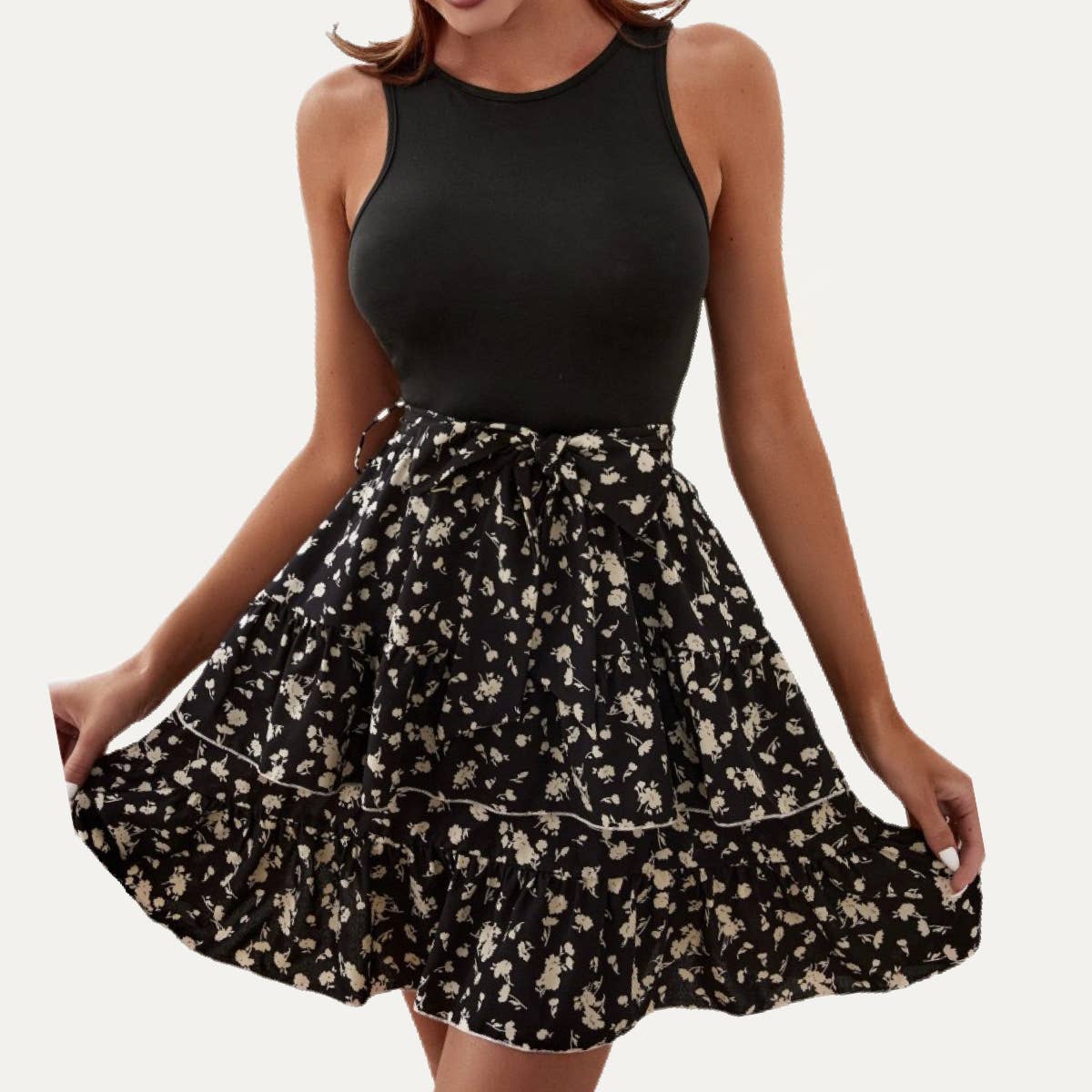 The Moment Collection – Großhandel Kleid – Damen – Sweetness Ärmelloses, gestuftes Minikleid mit Blumenmuster und Spleißnähten5