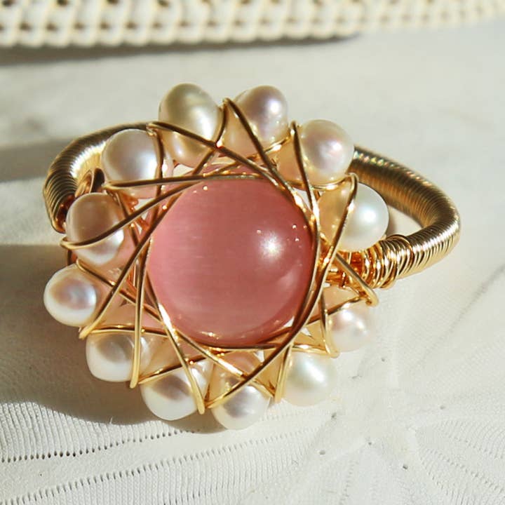 Anello bypass occhio di gatto rosa stile boho decorato da Cultured Fr per la vendita all'ingrosso da parte di IST Jewelry