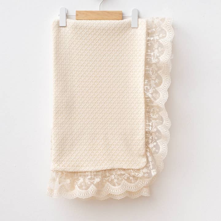 Coperta per Bambina con Bordo in Pizzo | 90x90 cm | Morbido Cotone a Maglia per la vendita all'ingrosso da parte di Omnis Pura