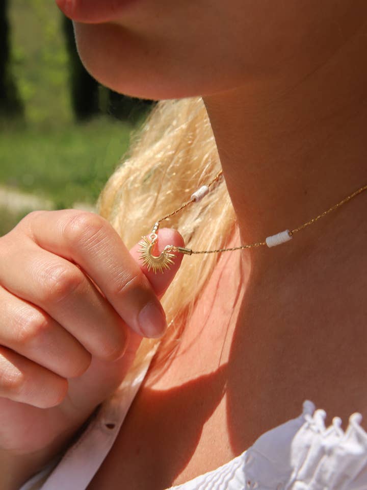 Halskæde Litha, sol hvid Herre guld, mat guld for engroshandel hos LES TISSAGES DE CAMILLE