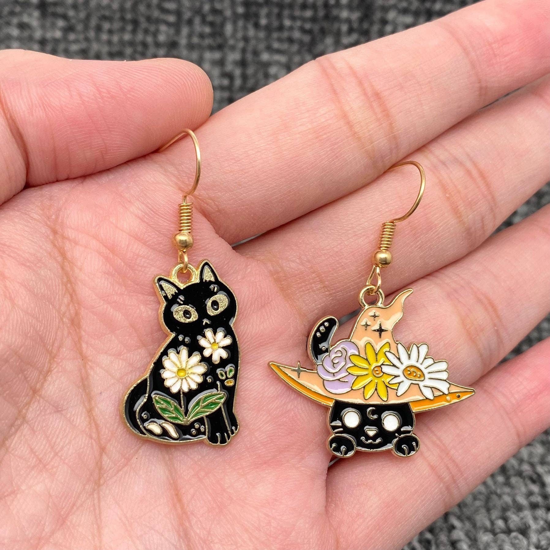 Mio Queena - Wholesale Hangende/ronde oorbellen - Oorbellen met emaillen bloemen en magische kat in diverse stijlen12