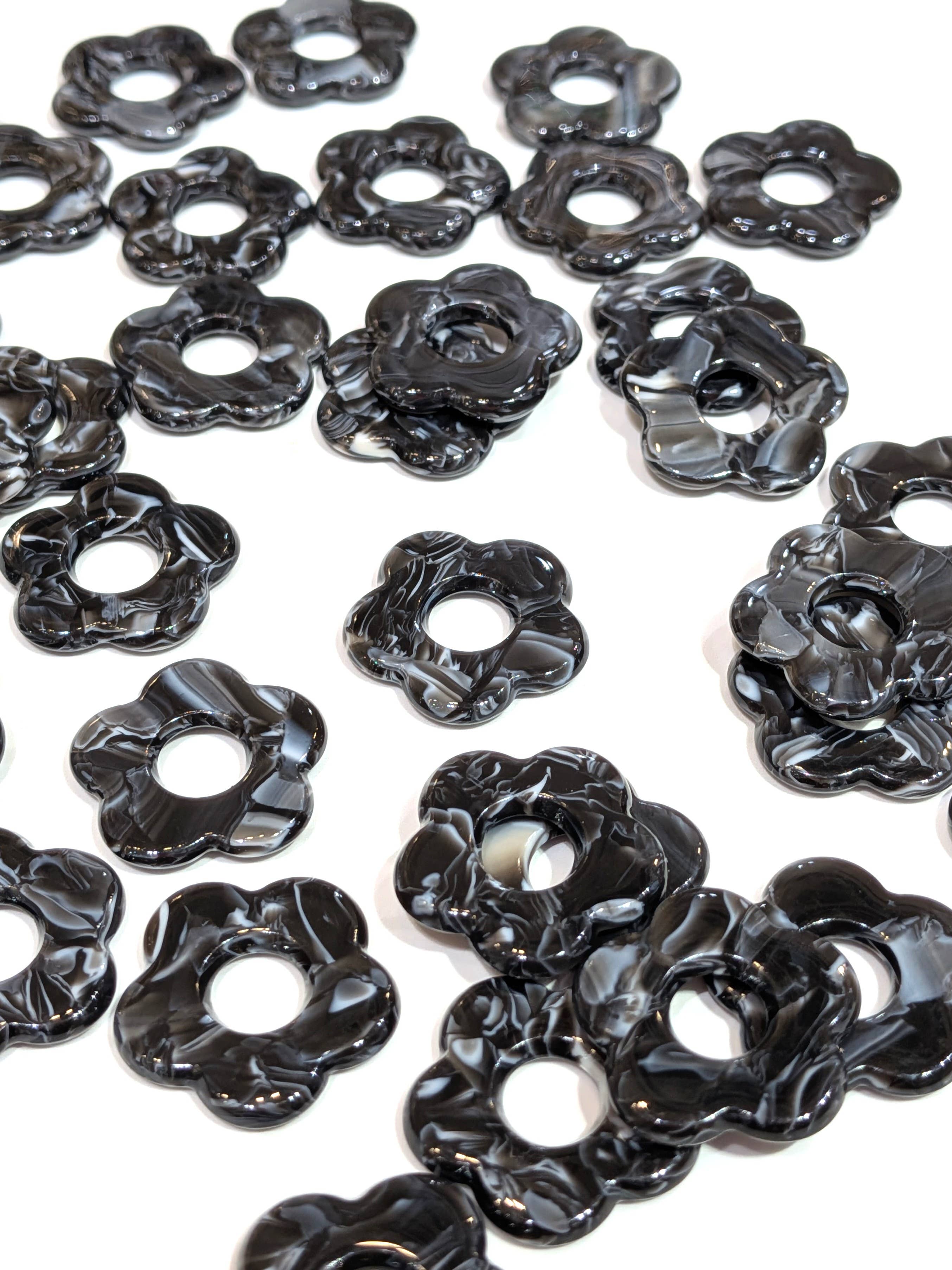 LOLO & YAYA – wholesale Emergency response charm – Flower pendant 2cm, 1.5O euros / u2