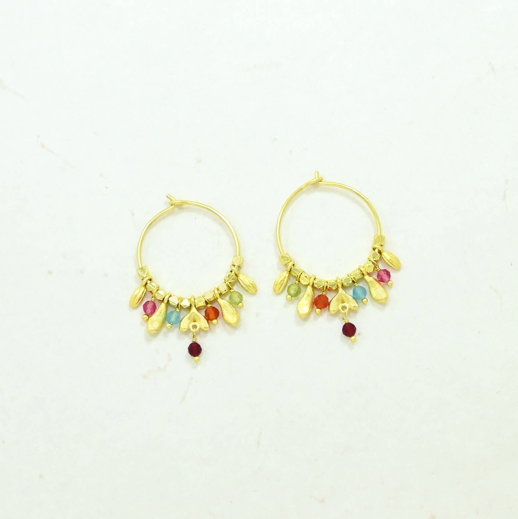 Schmuckoo Berlin – Brincos de argola por atacado – Brinco Cressida Dourado - Contas Multicoloridas1