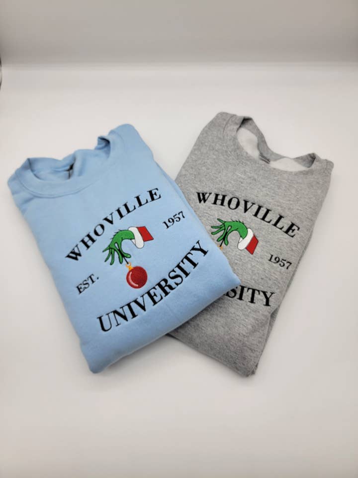 Whoville University broderad huvtröja, anpassad Whoville University hoodie, broderad Whoville Crewneck för wholesale av PLom 614 Designs & Apparel