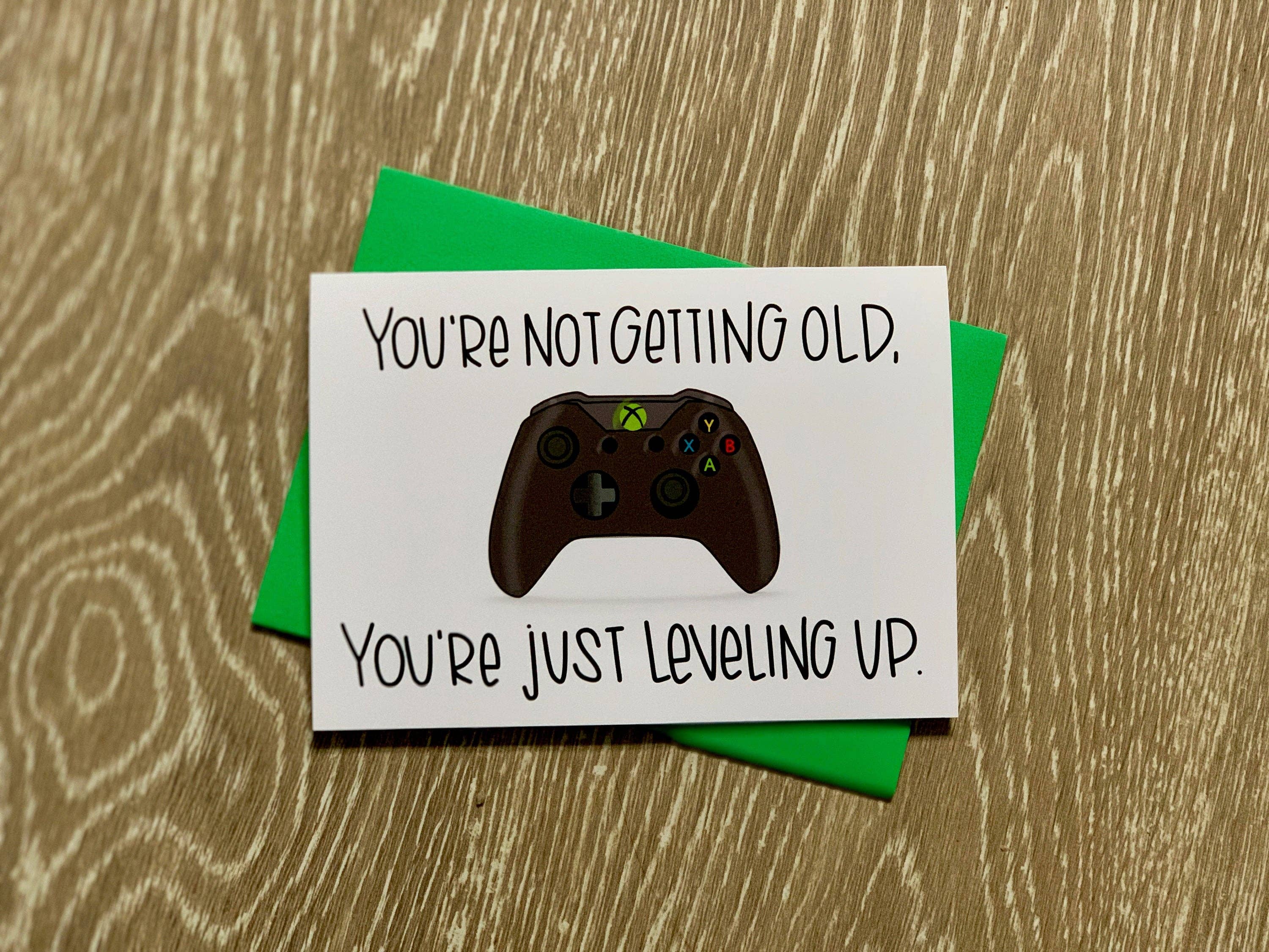 Stone Donut Design, LLC - Venta al por mayor Tarjetas de cumpleaños - No eres viejo, solo estás subiendo de nivel Tarjeta de cumpleaños para gamers de StoneDonut Design2