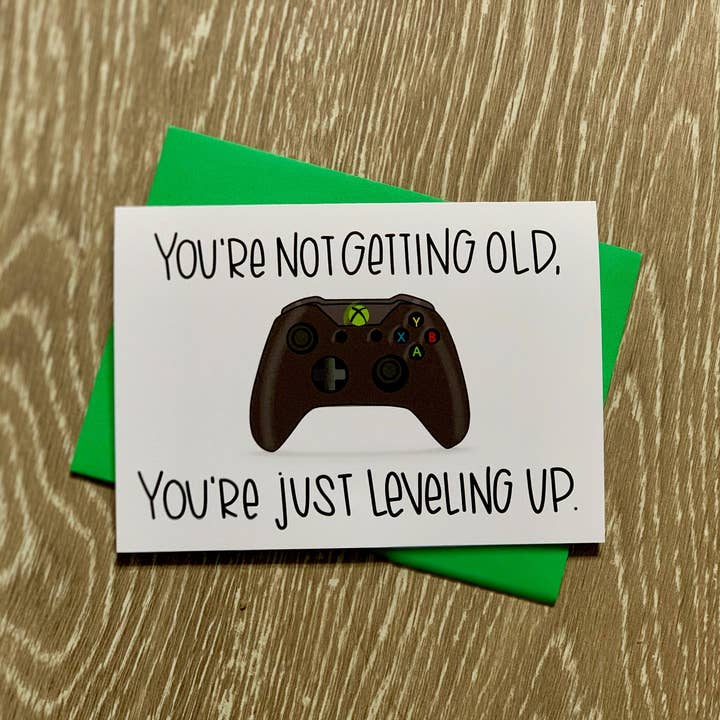 Stone Donut Design, LLC - Venta al por mayor Tarjetas de cumpleaños - No eres viejo, solo estás subiendo de nivel Tarjeta de cumpleaños para gamers de StoneDonut Design2