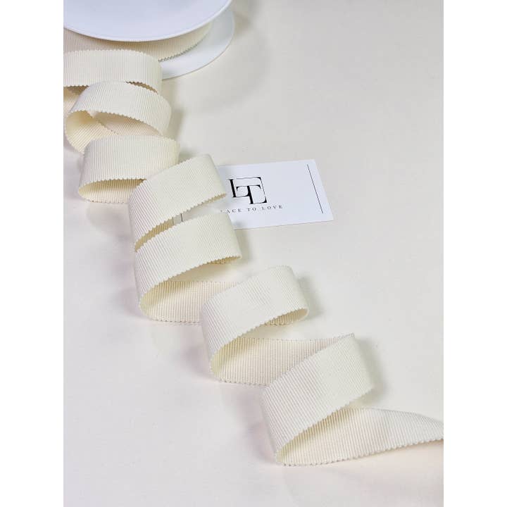 Cinta de grosgrain marfil claro para mercería y otras tendencias de Resultados para articulos mercería al por mayor. Devoluciones gratuitas y condiciones de pago a 60 días en Faire en Faire.