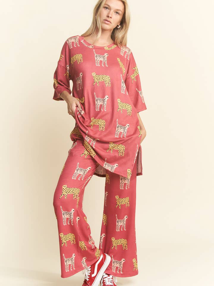 JADE BY JANE – Großhandel Loungewear-Set – Damen – Set aus Oberteil und Hose mit Gepardenmuster1