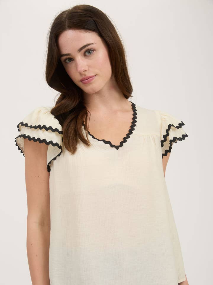 Blusa con escote en V y mangas cortas con volantes y detalle ondulado para venta al por mayor de Blu Pepper