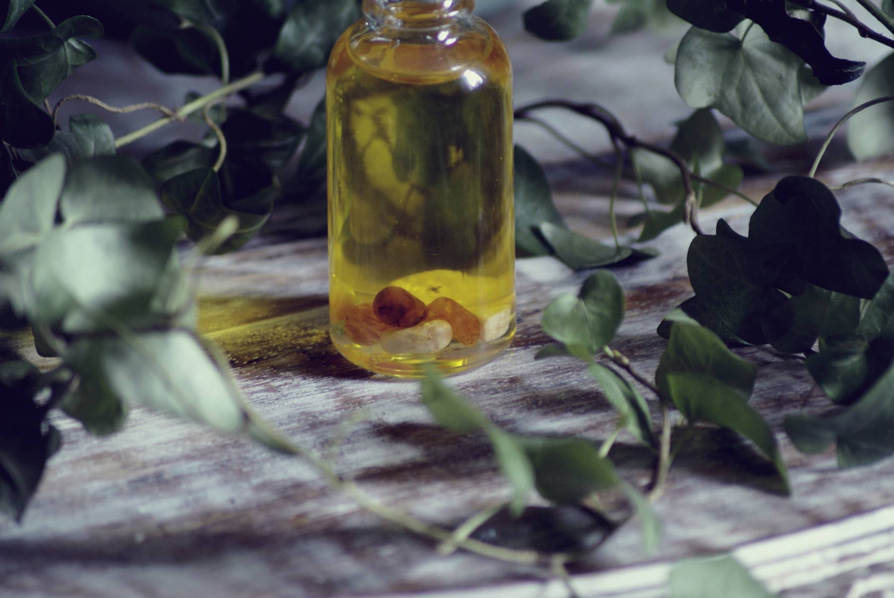 In Lumine Lunae - Wholesale Essential Oil - Women balancing aromatherapy pulse points oil2