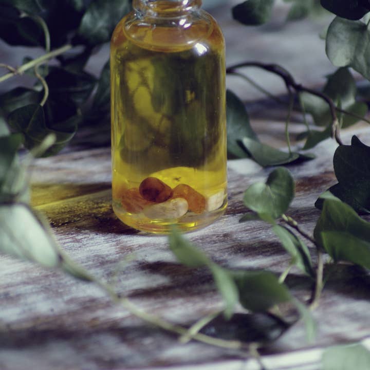 In Lumine Lunae - Wholesale Essential Oil - Women balancing aromatherapy pulse points oil2