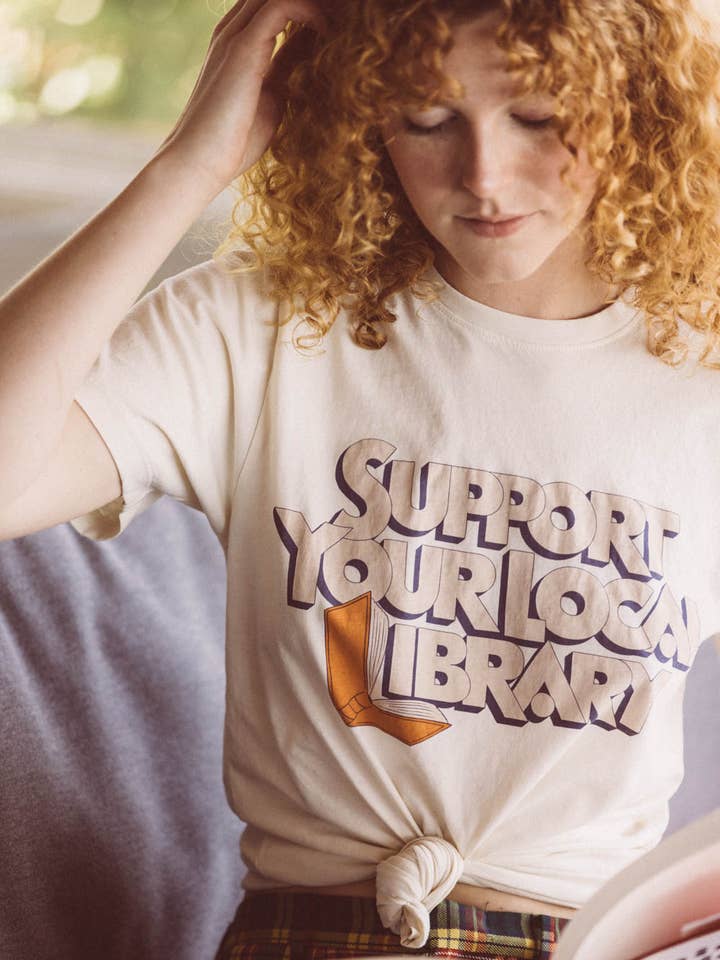 Stöd ditt lokala bibliotek | Unisex grafisk T-shirt för wholesale av The Bee & The Fox