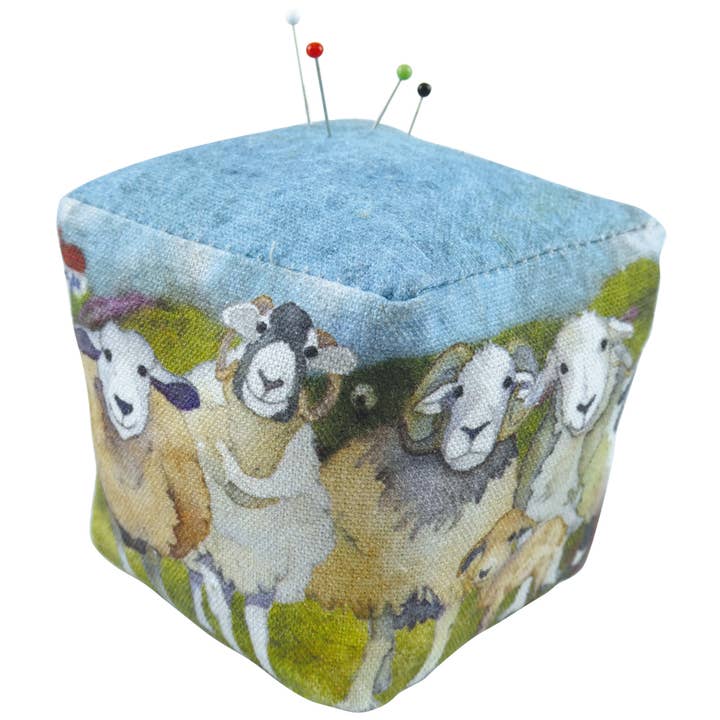Coussin en forme de mouton feutré pour la vente par Emma Ball Ltd