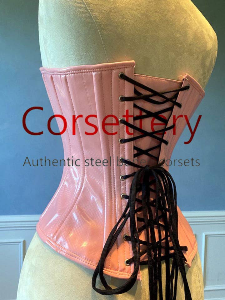 Corset en PVC à motif édouardien en faux cuir rose. Corset personnalisé Steelbone, renaissance, gothique, steampunk, sur mesure, victorien pour la vente par corsettery