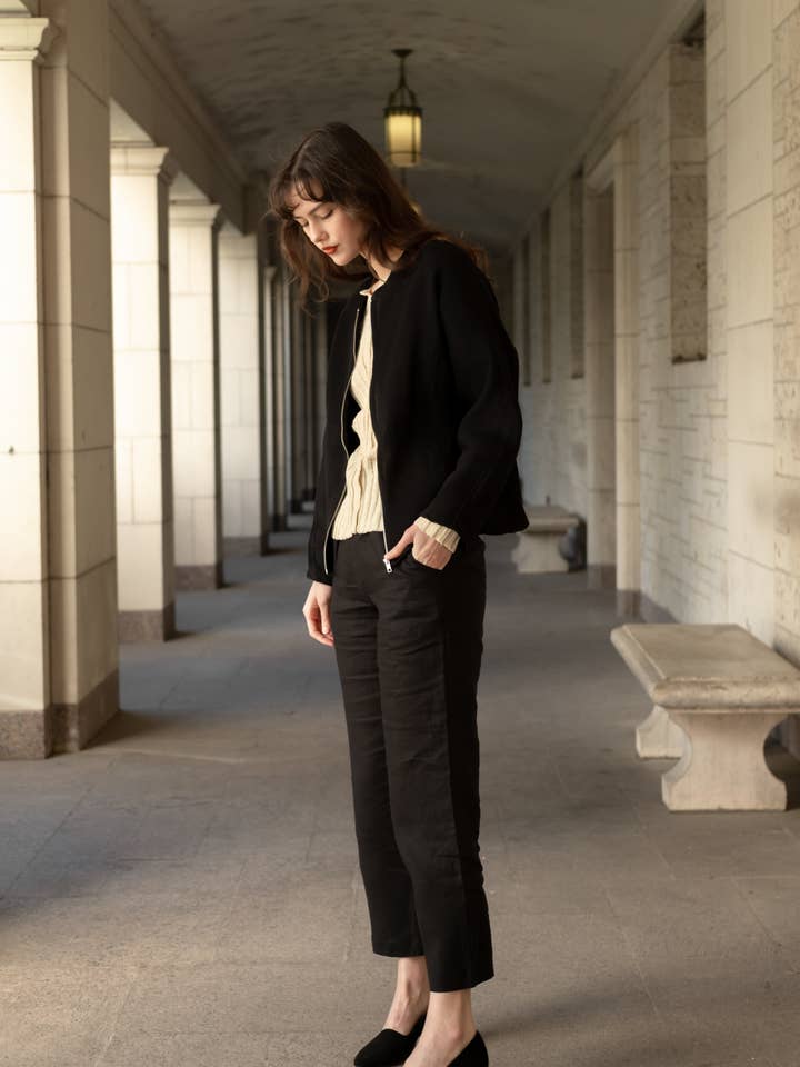 Giacca nera plissettata Fenna per la vendita all'ingrosso da parte di Oneiric