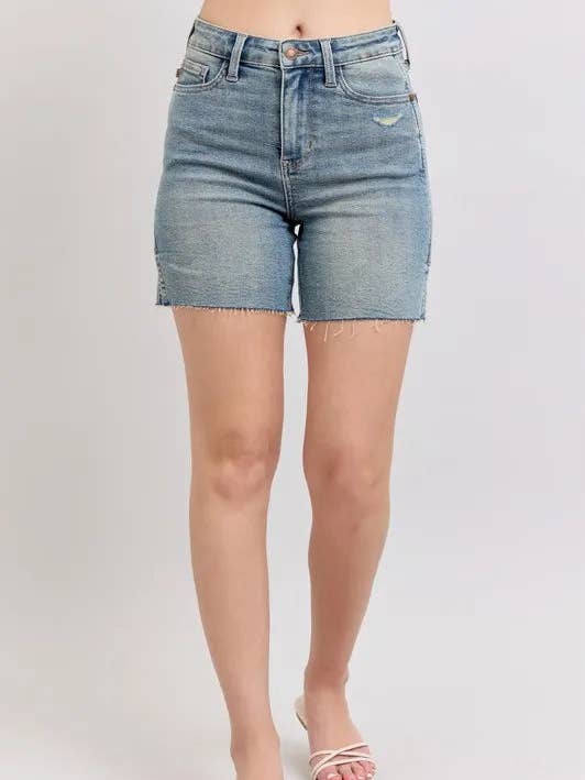 Judy Blue fuld størrelse højtaljede vintagevask denimshorts med sideslidser i plusstørrelse for engroshandel hos Queenado