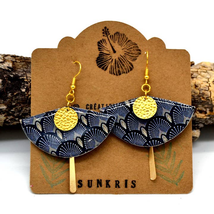 Orecchini a ventaglio in resina etnica con pavone dorato per la vendita all'ingrosso da parte di SUNKRIS