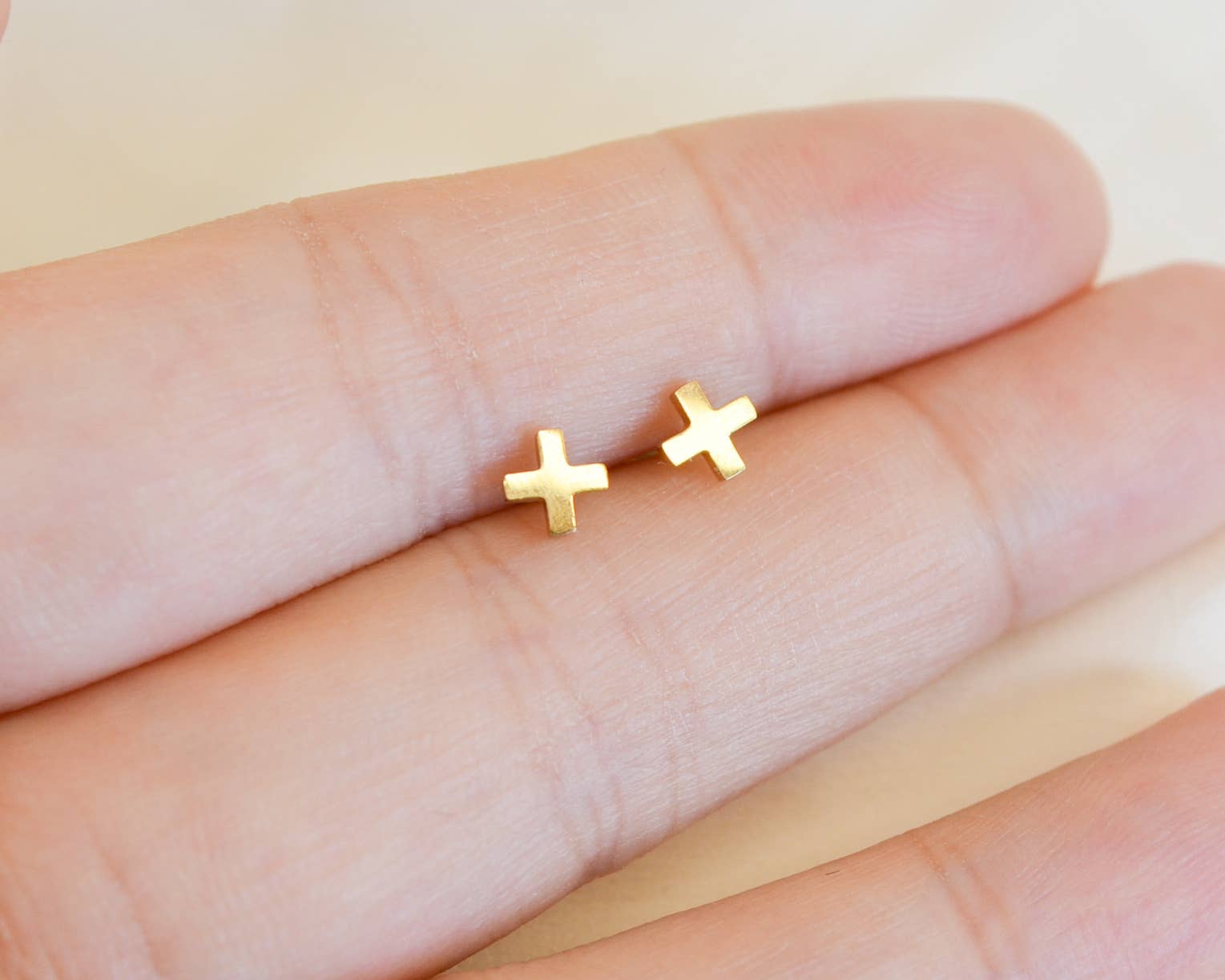 Melange Blanc - Wholesale Knopjes/oorstekers - Handley x oorbel met kruisje, sierlijk oorknopje, kruissteek9