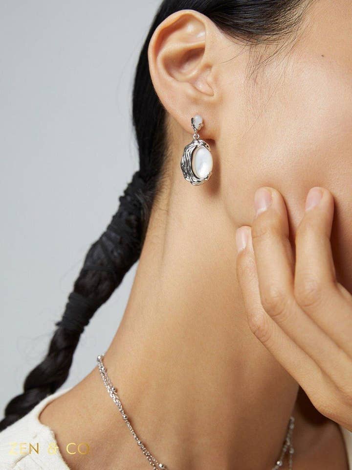 BIANCA Øreringe med perlemorsvedhæng for engroshandel hos ZEN&CO Studio