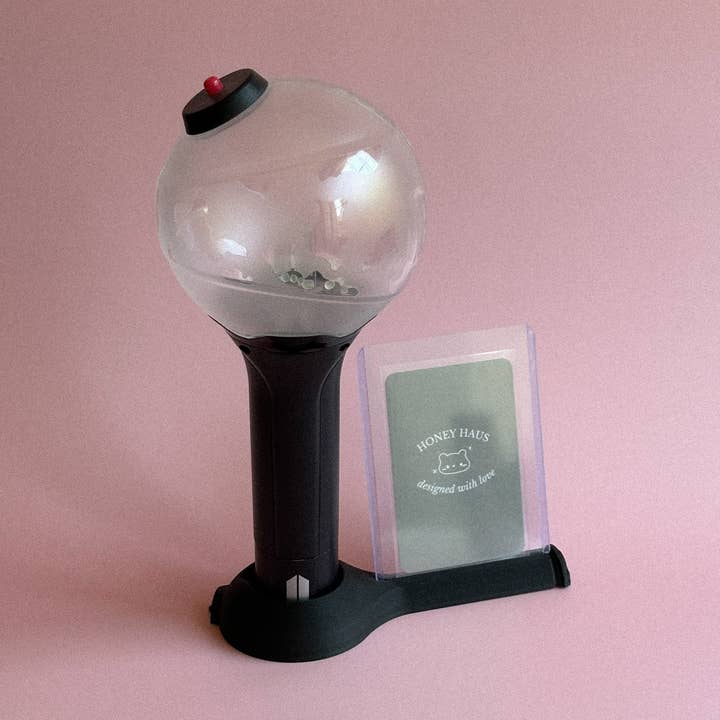 BTS Army Bomb Version 3 Lightstick Stand for engroshandel hos Honey Haus