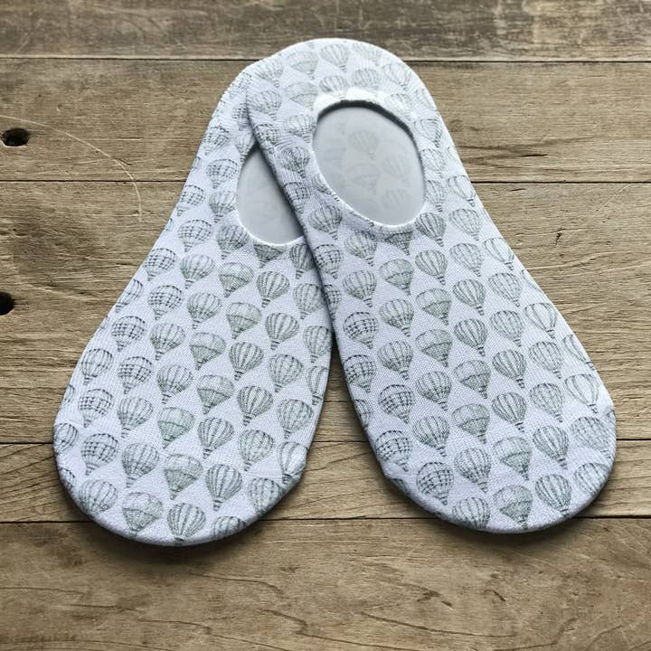 Chaussettes No-Show Hot Air Balloons pour la vente par Simply Me • Gentlemen Est. 2017 LLC