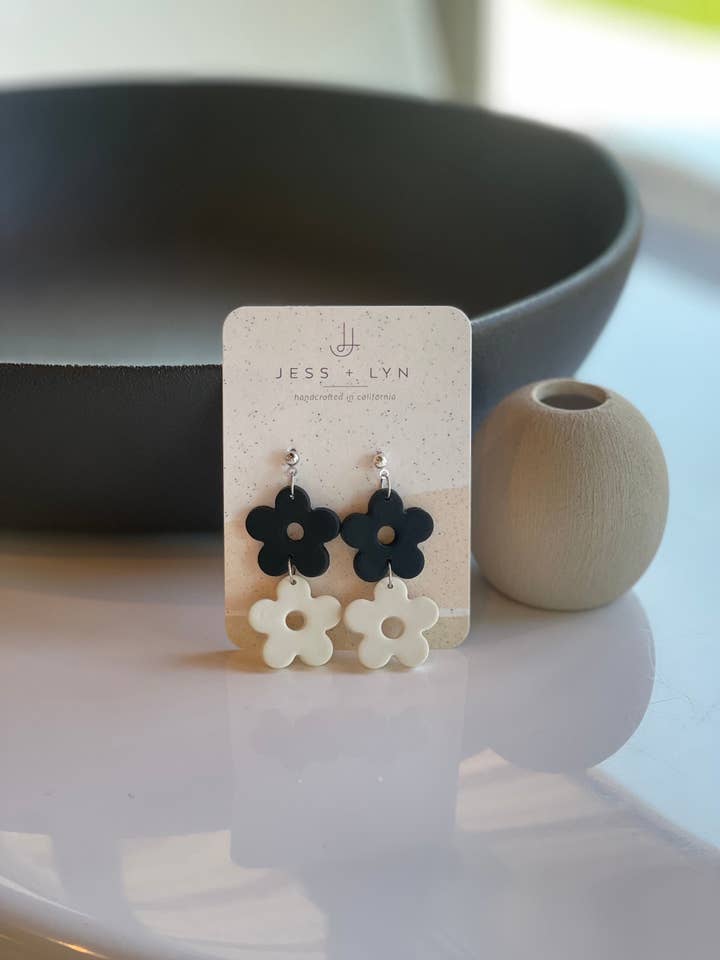 Pendentifs en forme de fleurs noires et blanches, boucles d'oreilles faites à la main en pâte polymère pour la vente par Jess+Lyn