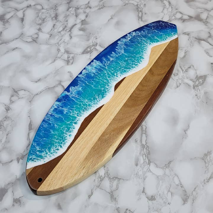 Surfbrädeformad akaciaostbräda med havshartsdesign för wholesale av Clair De Lune Resin Art