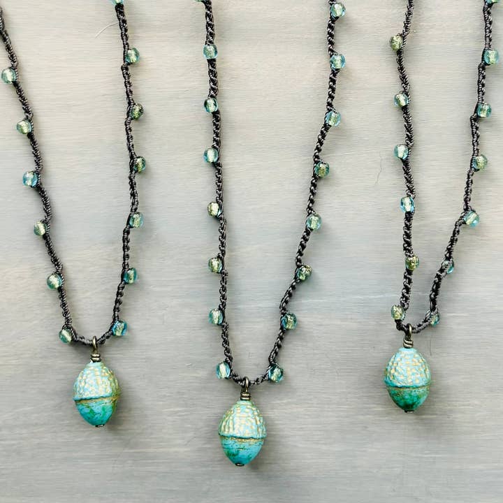 Twist Style - Venta al por mayor Collares con colgantes/abalorios - Collar de Ganchillo con Gotas de Bellota Antigua y Cristales Verdes3