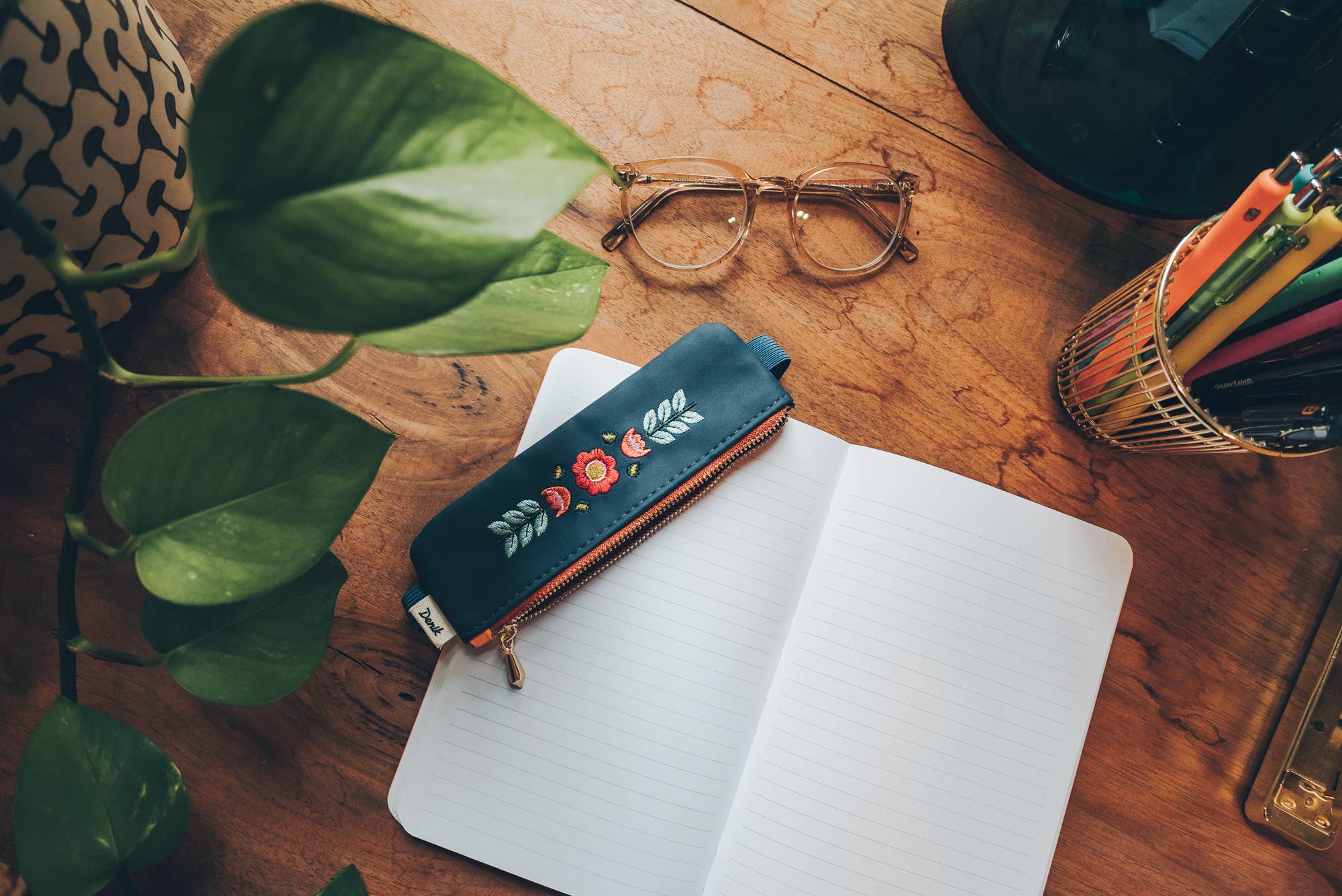 Denik - Vente Étuis/trousses à crayons - Evelynn Pochette pour ordinateur portable brodée bleu1