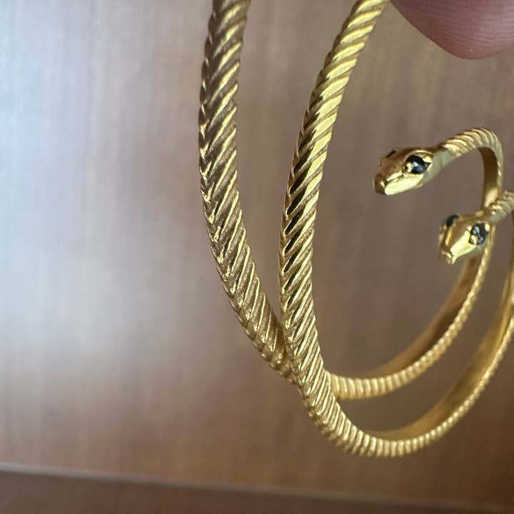 Anokhi Green | Handmade Gemstone Jewelry - Wholesale Oorringen - Zwarte Oorbellen | Slangen Hoepels | Gedurfde Slangenhuid2