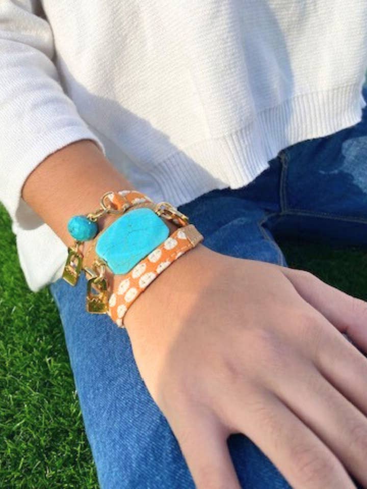 Bracelete em Pacote com Pele de Camelo e Faixa de Tecido Laranja com Pedra Turquesa por atacado de LALE