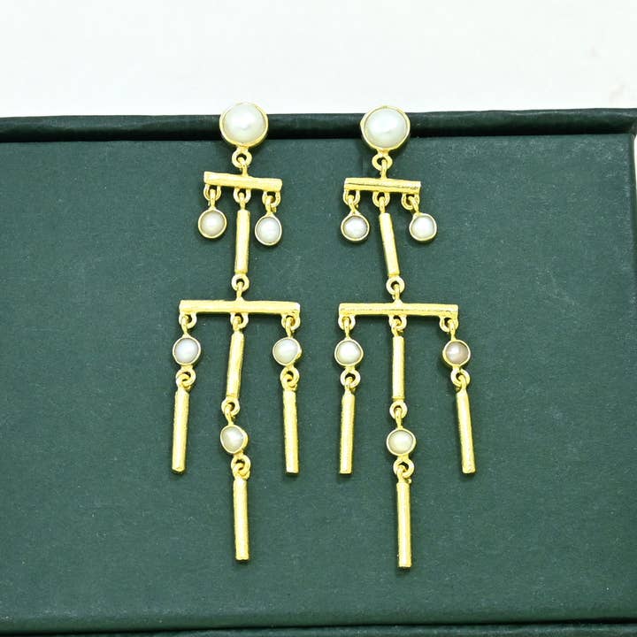 Josiephine Earring Gold Plated - Natural Pearl and other Purchase Wholesale schneeschieber. Free Returns & Net 60 Terms on Faire trending on Faire.