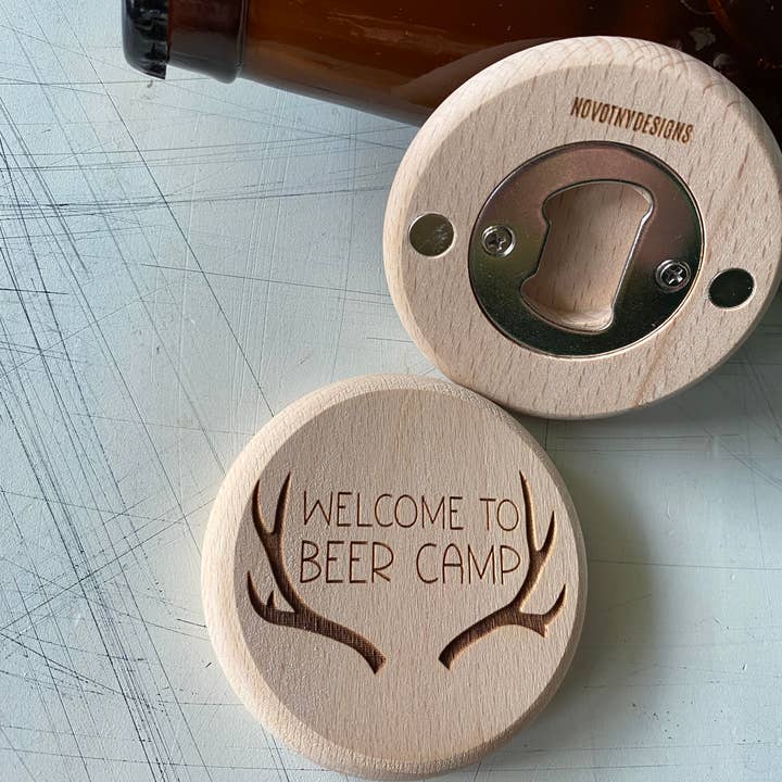 Novotny Designs – wholesale Flask-/vinöppnare – Välkommen till Beer Camp - magnetiskt trä flasköppnare2